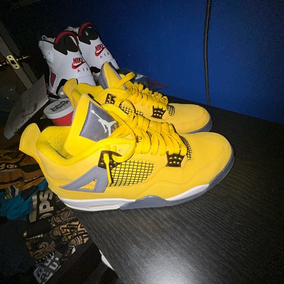 Jordan 4 lightning Size 11